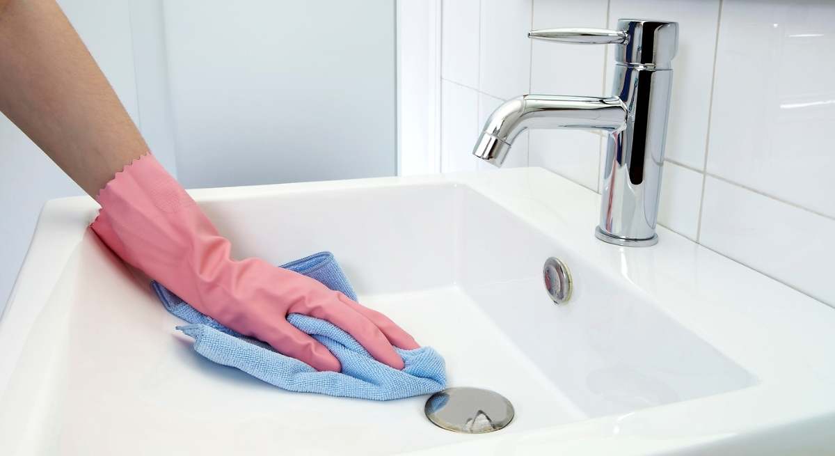 Αποχαιρετήστε τις κιτρινισμένες κηλίδες στο νιπτήρα: η τεχνική για την απομάκρυνση των ενσφηνωμένων αλάτων και την αποκατάσταση του λευκού χρώματος χωρίς να καταστρέψετε τις βρύσες.