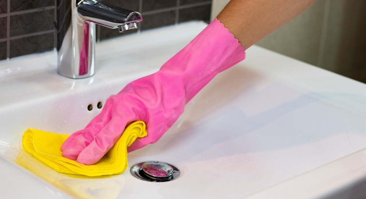 Αποχαιρετήστε τις κιτρινισμένες κηλίδες στο νιπτήρα: η τεχνική για την απομάκρυνση των ενσφηνωμένων αλάτων και την αποκατάσταση του λευκού χρώματος χωρίς να καταστρέψετε τις βρύσες.