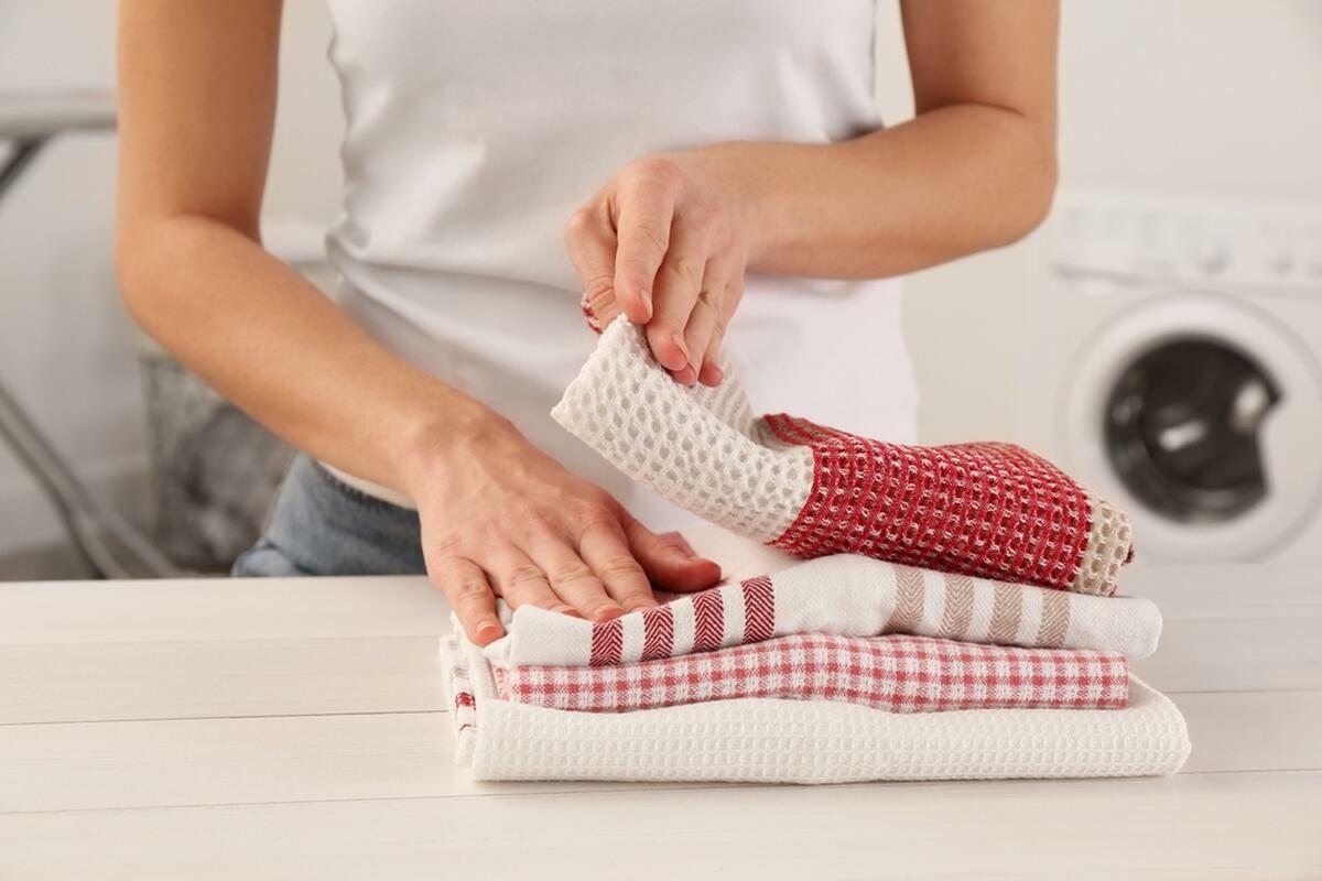 Alejandra, ειδική στον καθαρισμό: «Για να αφήσετε τα πανάκια της κουζίνας πεντακάθαρα, χρησιμοποιήστε φυσικό σαπούνι και χυμό λεμονιού».