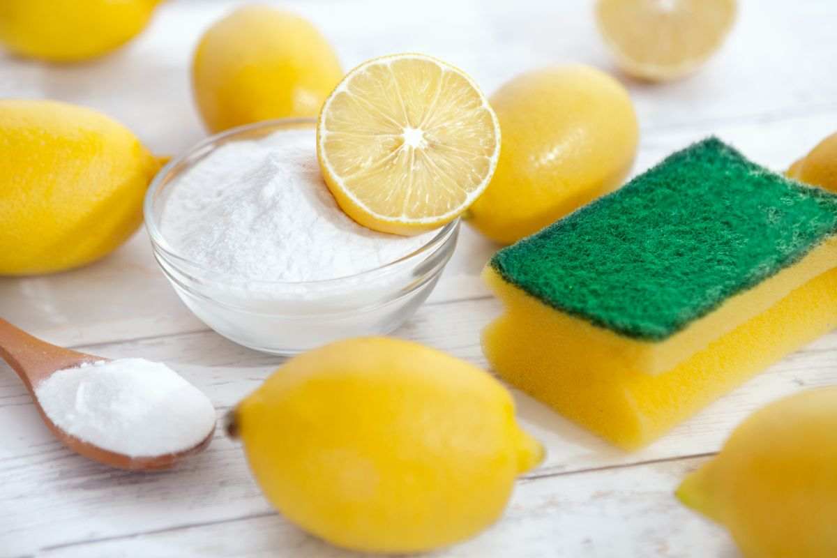 Βυθίστε τα σεντόνια σε χυμό λεμονιού: για ποιο λόγο και γιατί συνιστάται να το κάνετε