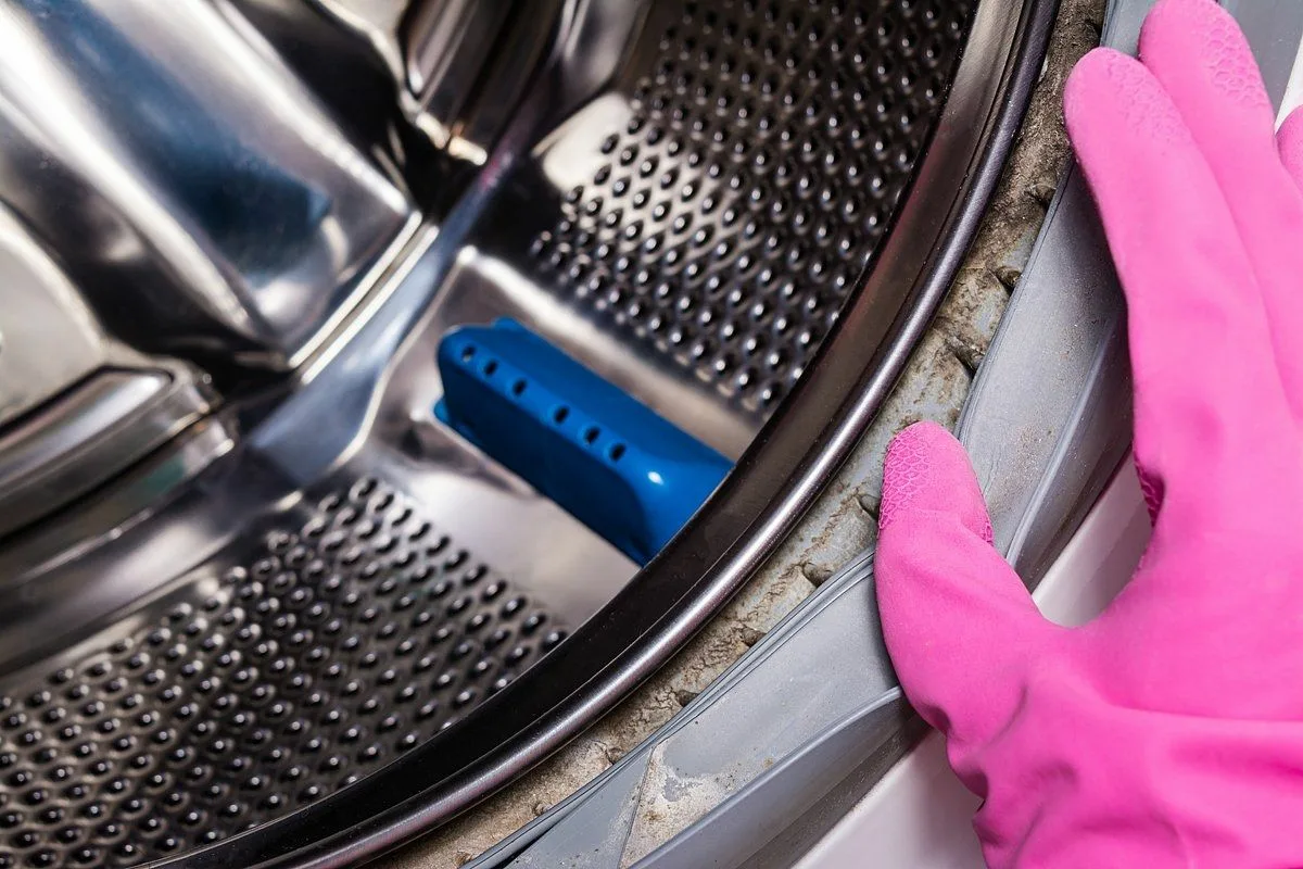 Ψεκάστε ξύδι στα ρούχα πριν τα πλύνετε: για ποιο λόγο και γιατί το συνιστούν