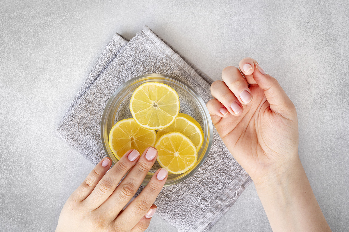 Βυθίστε τα σεντόνια σε χυμό λεμονιού: για ποιο λόγο και γιατί συνιστάται να το κάνετε