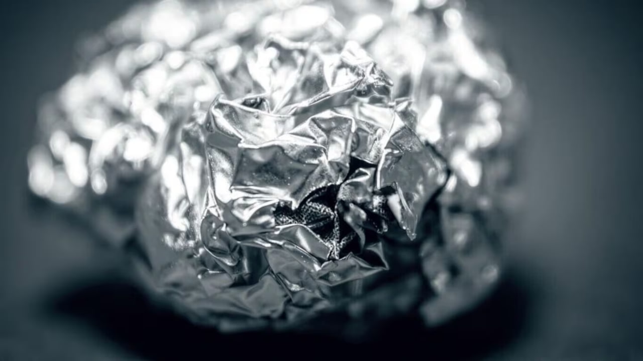 Χρήση αλουμινόχαρτου στις βρύσες της κουζίνας: σε τι χρησιμεύει και γιατί το συνιστούν