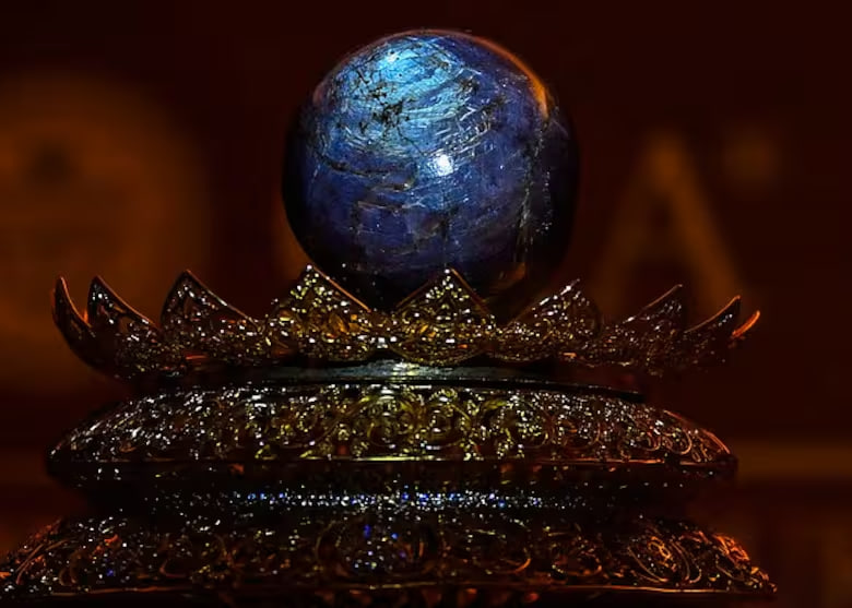 Ανακάλυψαν το μεγαλύτερο ζαφείρι στον κόσμο και τώρα μαλώνουν για να γίνουν οι κληρονόμοι της περιουσίας που αντιπροσωπεύει.