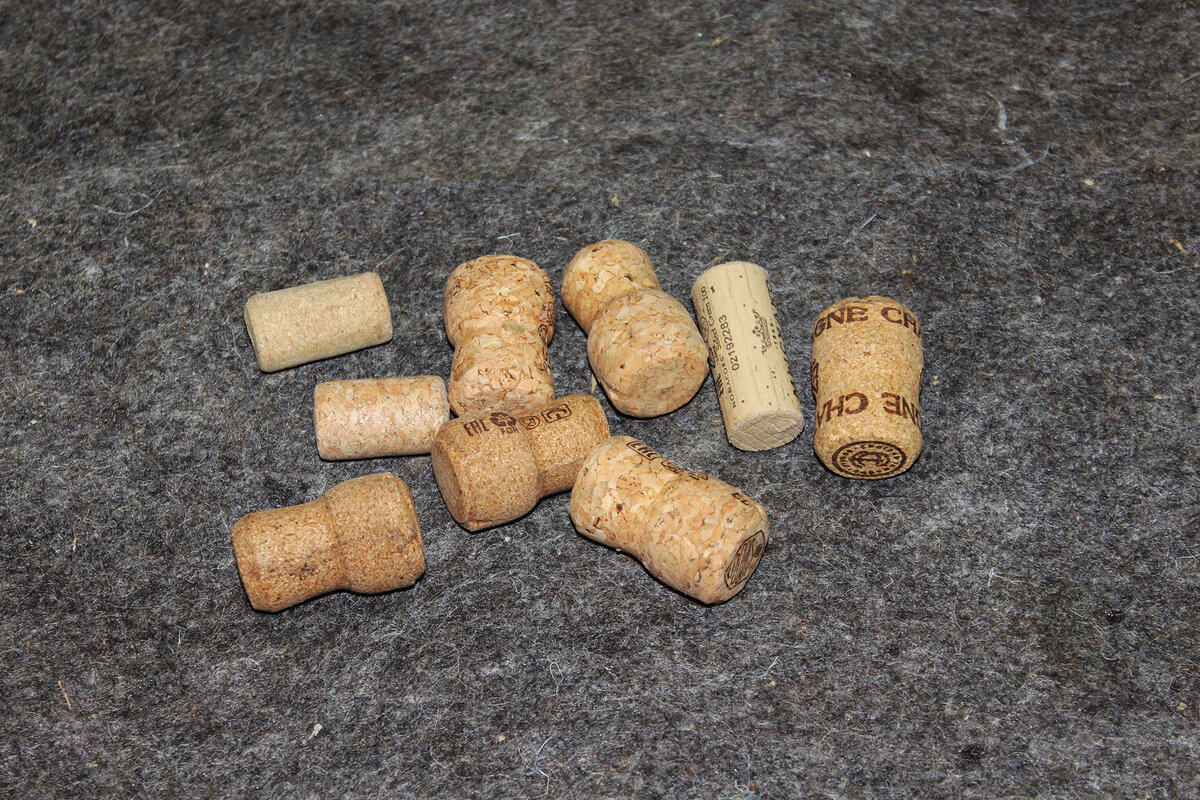 Γιατί συνιστάται να κρεμάτε φελλούς από μπουκάλια κρασιού στα κλαδιά μιας λεμονιάς και σε τι χρησιμεύει αυτό;